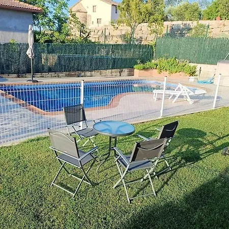 Casa Con Jardin Y Piscina Privada. Vakantiehuis *