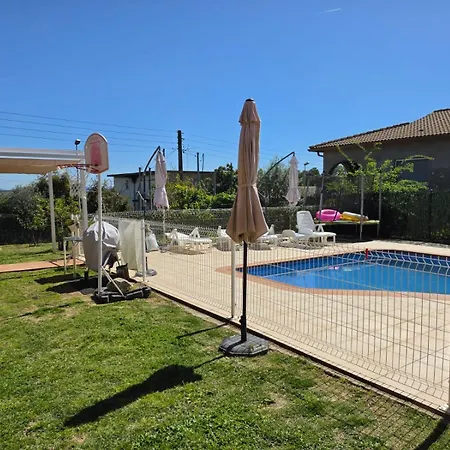 Casa Con Jardin Y Piscina Privada.